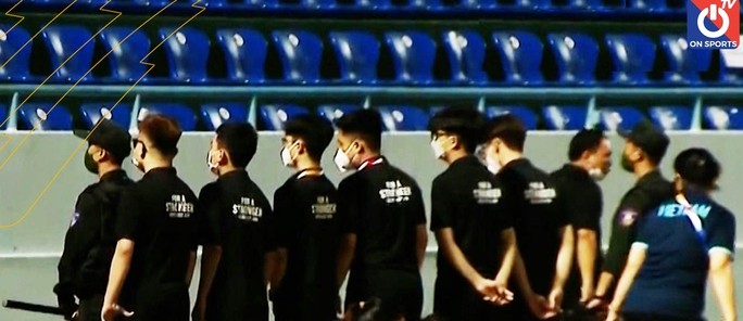 Hình ảnh dàn tình nguyện viên dựng "tường người". Ảnh: OnSports.