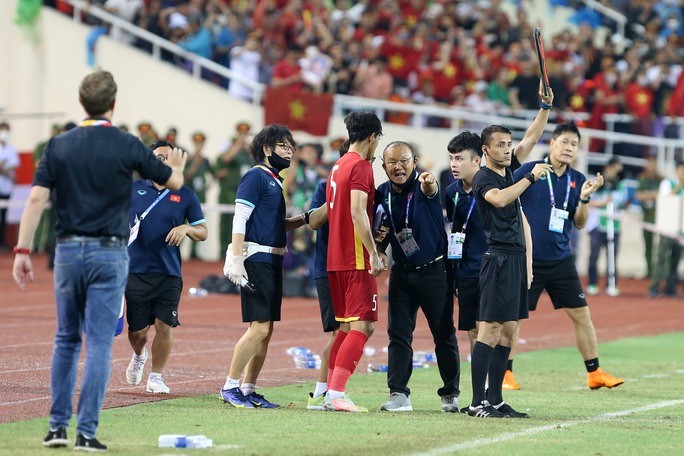 Khi ông Park và ban huấn luyện đưa ra chỉ đạo với các cầu thủ, để U23 Việt Nam thay đổi thế trận phòng ngự bảo vệ tỉ số, HLV Polking tỏ ra không hài lòng vì có quá nhiều thành viên ở khu vực chỉ đạo của HLV trưởng.