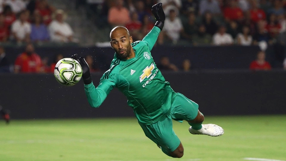 Lee Grant thông báo rời Man Utd và giã từ sự nghiệp sân cỏ. Kể từ khi cập bến Old Trafford năm 2018, Grant chỉ có 2 lần khoác áo MU. Thủ thành này chủ yếu đóng vai trò hỗ trợ đồng đội trong các buổi tập. Sự trở lại của Tom Heaton khiến nhiệm vụ của Grant ngày càng mờ nhạt.