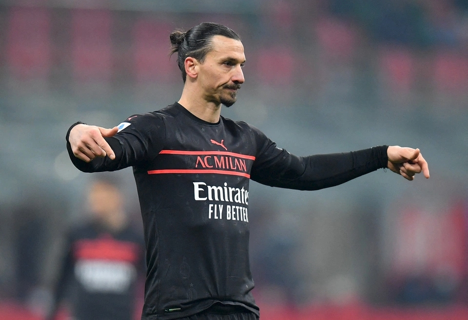 Zlatan Ibrahimovic (40 tuổi) là chân sút lớn tuổi nhất góp mặt trong top 5, với tổng cộng 492 bàn thắng. Anh ghi nhiều bàn hơn Lewandowski ở giải VĐQG (389 bàn), tuy nhiên những đấu trường khác, anh đều lép vế đồng nghiệp người Ba Lan (46 bàn ở đấu trường cúp quốc gia và 57 bàn ở đấu trường quốc tế). Ibra có tổng cộng 492 bàn.