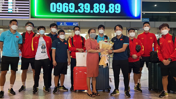 U23 Việt Nam nhận hoa từ đại diện VFF sau khi hạ cánh ở sân bay Tân Sơn Nhất.