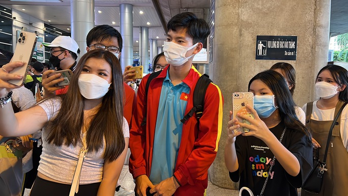 Phan Tuấn Tài trong vòng vây người hâm mộ.