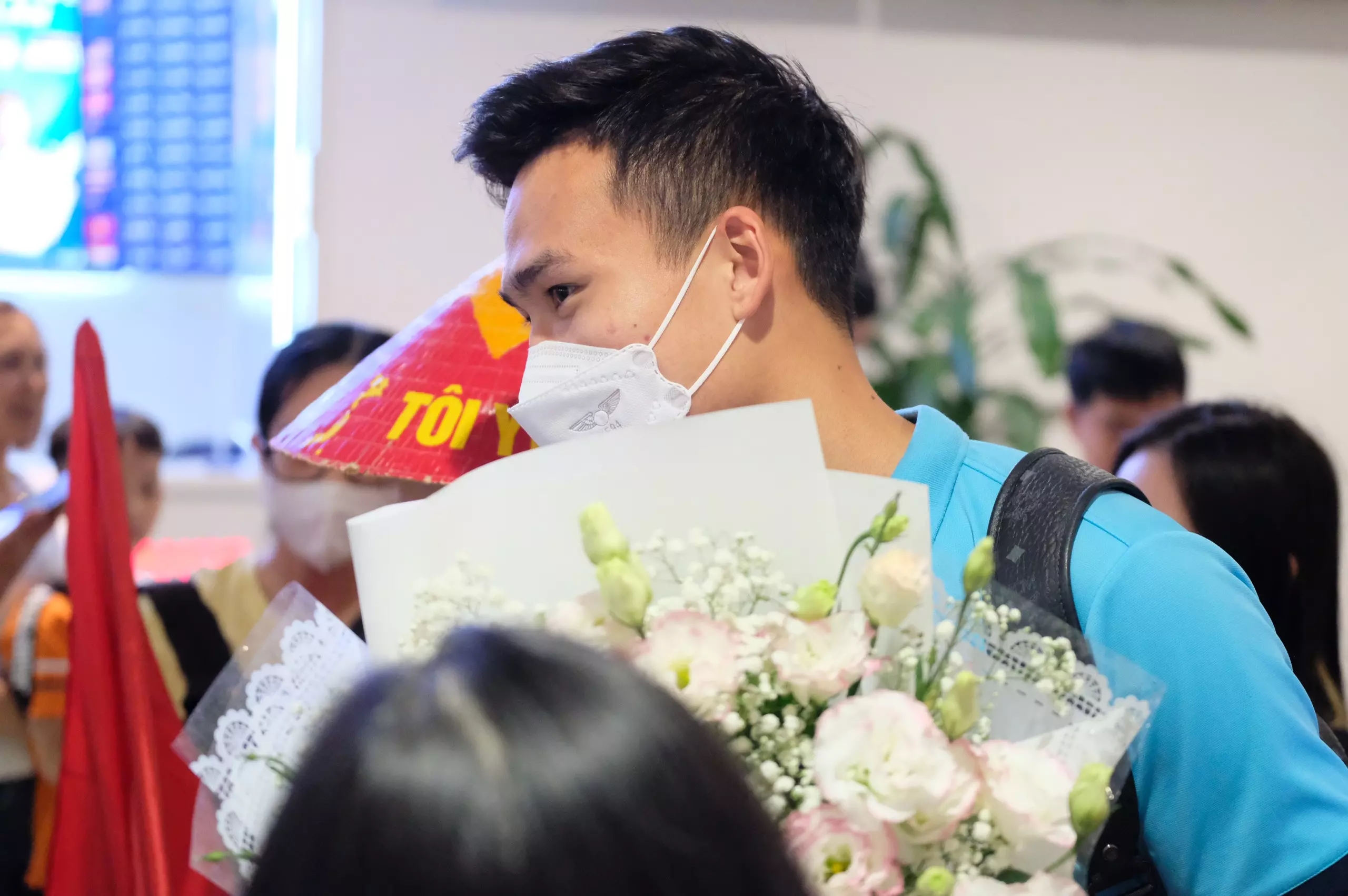 Bùi Hoàng Việt Anh được người hâm mộ tặng hoa.