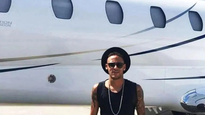 Neymar bên cạnh chiếc chuyên cơ riêng của anh.
