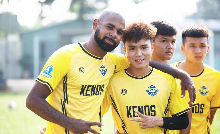 Claudecir (trái) tập luyện cùng CLB Gia Định để rèn luyện thể lực. Ảnh: Gia Định FC.