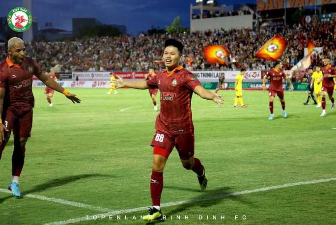 Phạm Văn Thành mở tỉ số trận đấu.