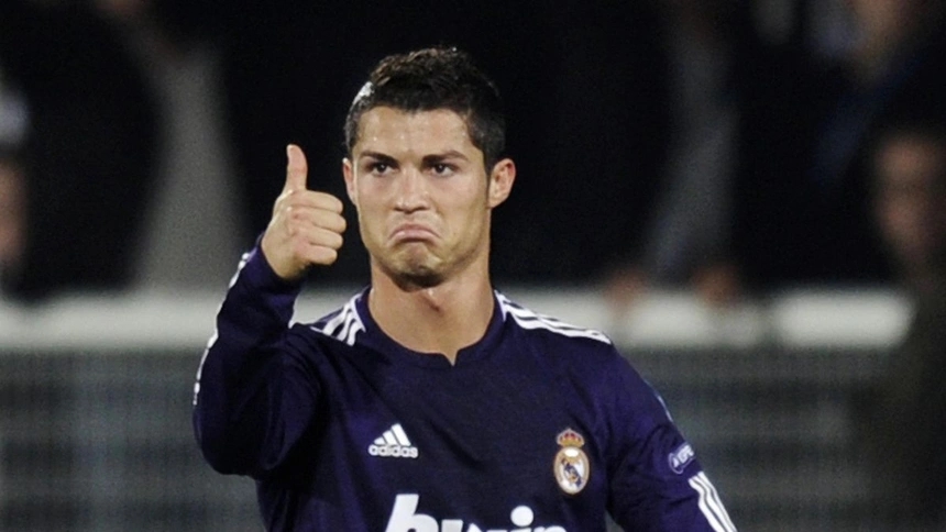 CR7 sau đó đã một mực phủ nhận hành vi này, cho rằng truyền thông đã “thêu dệt” câu chuyện không có thực này. Ronaldo sau đó đã phải gặp lại người phụ nữ trẻ để thỏa thuận bồi thường mà không có sự can thiệp của pháp luật. Cách đây không lâu, tòa án tuyên Ronaldo thắng kiện.