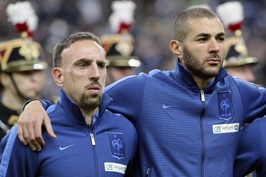 Franck Ribery và Karim Benzema đã khiến truyền thông Pháp chấn động vào năm 2014, khi cả hai bị cáo buộc có hành vi xâm hại phụ nữ dưới 18 tuổi. Người bị hại là Zahia Dehar, cô gái được Ribery trả tiền để bay từ Munich sang Pháp, nhằm phục vụ cho bữa tiệc sinh nhật của cựu tuyển thủ Les Bleus.