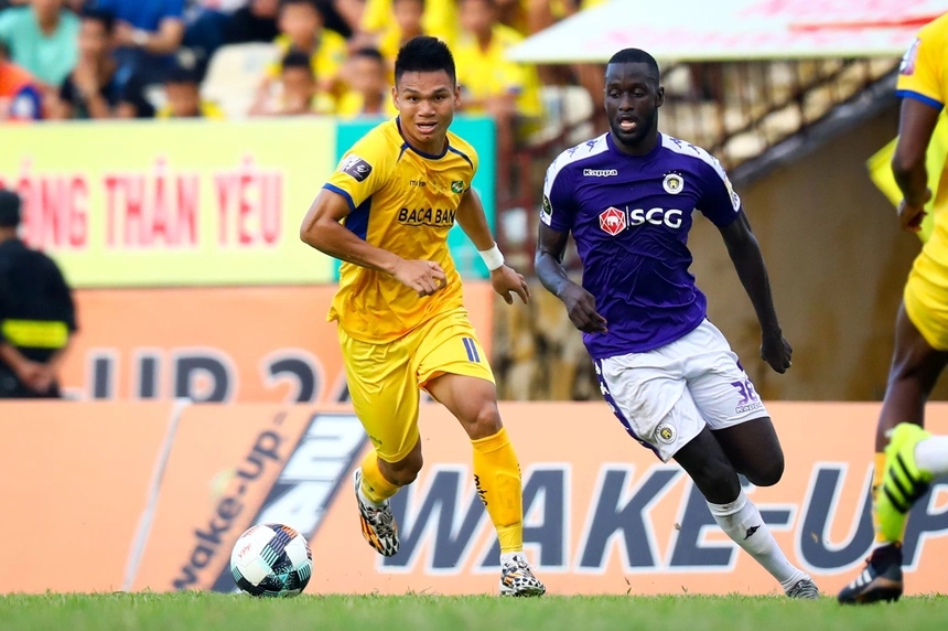 Ibou Kebe (áo xanh) từng có quãng thời gian hai năm khoác áo các CLB tại V-League. Ảnh: Minh Chiến.