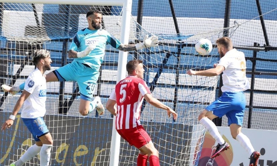 Tại Super League 2 (hạng đấu cao thứ hai của bóng đá Hy Lạp), các CLB thường xuyên phải đóng cửa trong bối cảnh cầu thủ không đòi được nợ. Trong hai năm qua, Hy Lạp là nền bóng đá có số lượng cầu thủ tìm kiếm hỗ trợ từ FIFA nhiều nhất trên thế giới.