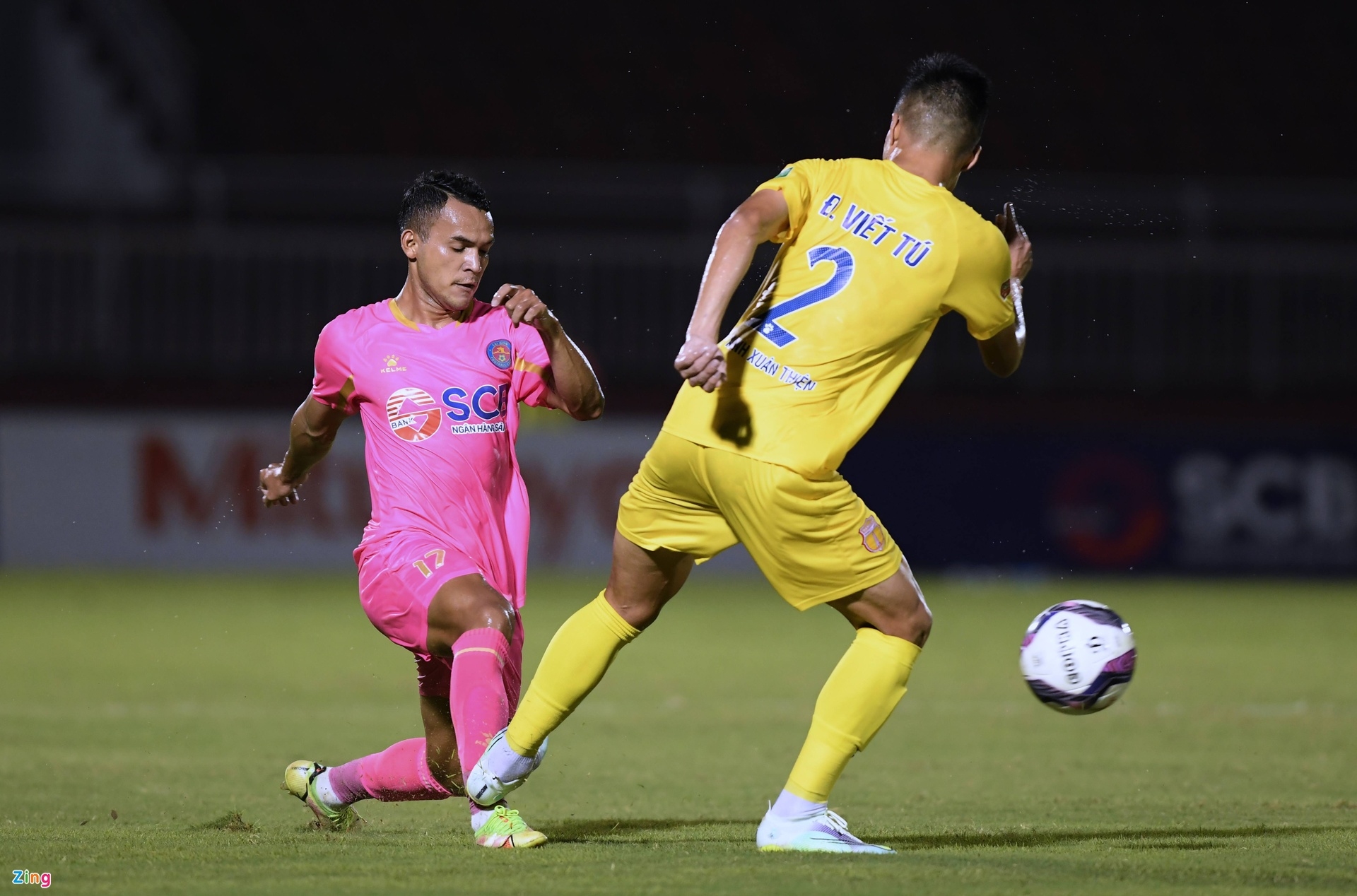 Cú đạp của Đinh Viết Tú vào cổ chân của Lâm Thuận. Ảnh: Anh Duy.