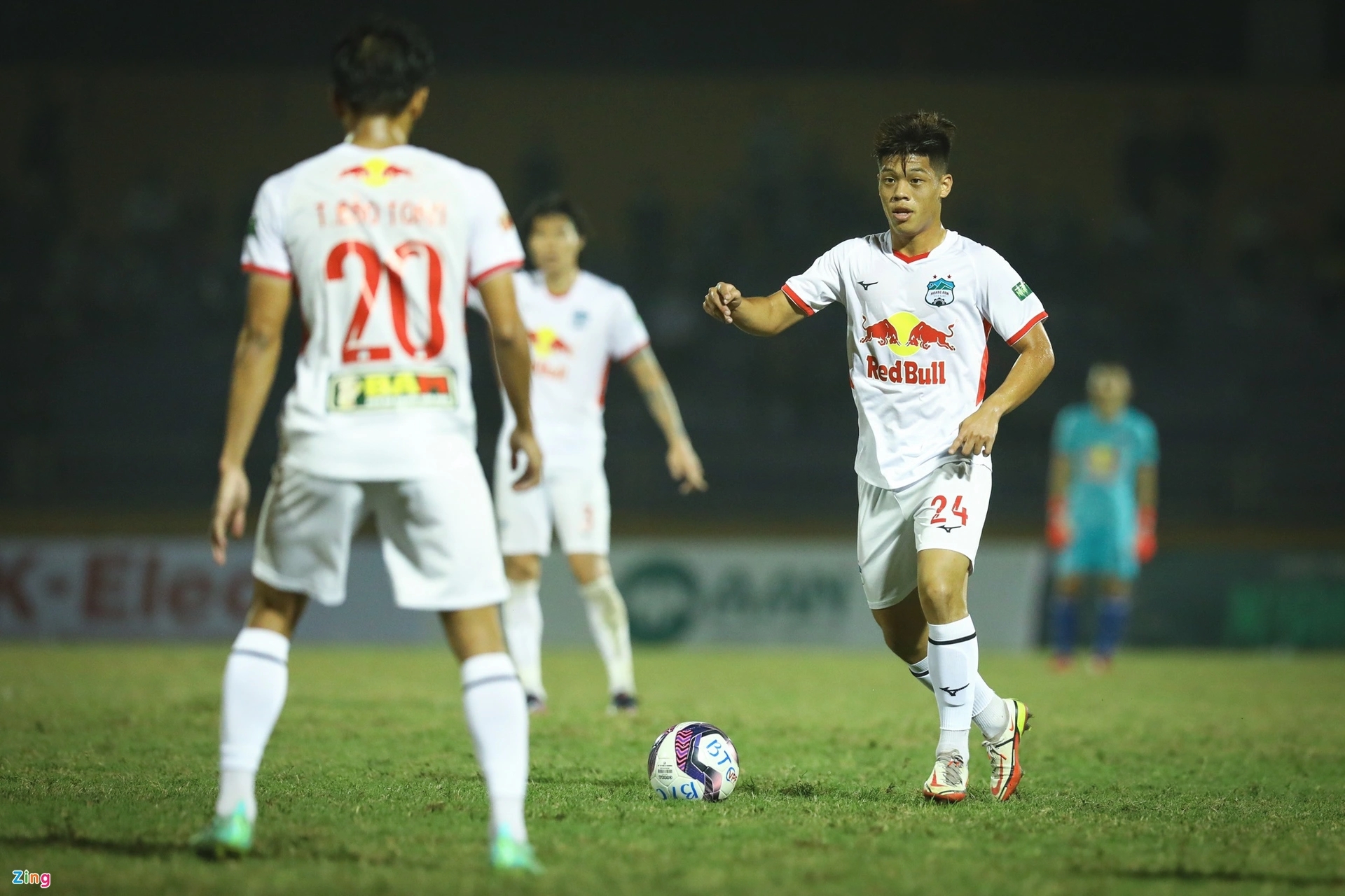 Đức Việt (số 24), nhân tố hiếm hoi của U20 Việt Nam được thi đấu V-League, bất ngờ chia tay đội tuyển. Ảnh: Minh Chiến.