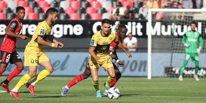 Pau bị chê là kém cỏi trong trận thua 0-4 trước Guingamp. Ảnh: Sud Ouest.