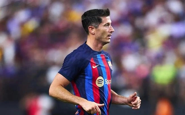 Barcelona bỏ ra 50 triệu euro để chiêu mộ Robert lewandowski. Anh là thương vụ đáng chú ý nhất La Liga hè này. Sắp bước sang tuổi 34, Lewandowski vẫn duy trì phong độ ổn định. Anh khao khát đưa Barca trở lại và sẵn sàng cho thấy khả năng ghi bàn đáng nể. Trung phong người Ba Lan là thách thức lớn cho Karim Benzema ở cuộc đua danh hiệu Vua phá lưới La Liga mùa 2022/23.