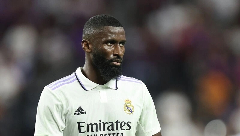 Trong trận giao hữu gặp Barca, Antonio Rudiger cho thấy hình ảnh của một trung vệ mạnh mẽ, chơi bóng thông minh và lăn xả không ngại va chạm. Rudiger mới 29 tuổi, vẫn đủ khả năng chơi bóng đỉnh cao thêm vài năm. Anh là sự nâng cấp đáng kể cho hàng thủ Real Madrid.