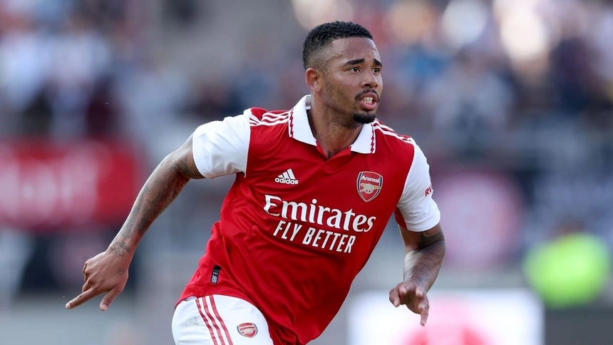 Gabriel Jesus chứng tỏ anh là một trong những thương vụ đáng kỳ vọng nhất Premier League mùa giải mới. Trong giai đoạn tiền mùa giải, cựu sao Man City liên tục ghi bàn. Gần nhất, anh lập hat-trick giúp Arsenal đè bẹp Sevilla 6-0. Tổng cộng, Jesus ghi 7 bàn trong 5 trận giao hữu của Arsenal. Tiền đạo người Brazil có thể là nhân tố giúp "Pháo thủ" trở lại top 4.