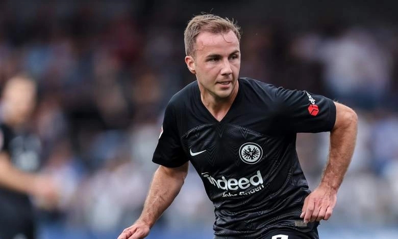 Hè năm nay, Mario Gotze quyết định quay lại thi đấu Bundesliga trong màu áo Eintracht Frankfurt. Mùa trước, người hùng World Cup 2014 chơi hay khi ra sân 52 trận, ghi 12 bàn và có 11 đường kiến tạo cho PSV. Lần trở lại nước Đức này của Gotze có thể xem là cơ hội cuối để anh cứu rỗi sự nghiệp sớm nở chóng tàn.
