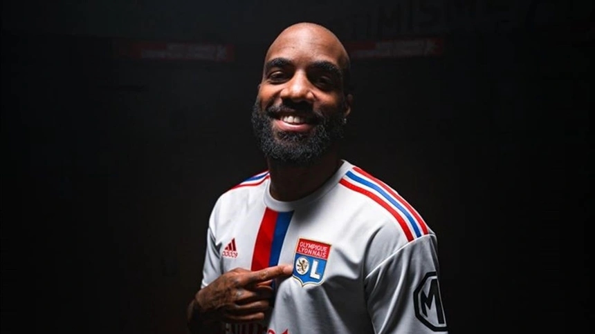Alexandre Lacazette trải qua mùa giải đáng quên cùng Arsenal. Chân sút người Pháp chỉ ghi 6 bàn trong cả mùa qua, trong đó có 4 bàn tại Premier League sau 30 lần ra sân. Anh còn lọt vào đội hình tệ nhất mùa 2021/22 do ESPN bầu chọn. Tiền đạo 31 tuổi đã chia tay Arsenal để trở lại Lyon chơi bóng. Lyon vốn là đội bóng cũ của cầu thủ sinh năm 1991. Anh chơi cho CLB này trong giai đoạn 2010 tới 2017, ghi 100 bàn sau 203 trận trên mọi đấu trường.