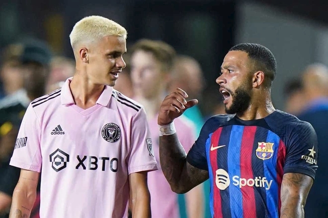 Romeo Beckham trò chuyện với Depay sau trận giao hữu của Inter Miami với Barca trên đất Mỹ hồi tháng 7.
