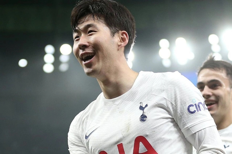 Son Heung-min là tiền đạo chủ chốt của Tottenham bên cạnh đội trưởng Harry Kane. Mùa 2021/22, Son ghi 23 bàn và trở thành Vua phá lưới Ngoại hạng Anh cùng Mohamed Salah. Màn trình diễn của Son đáng chờ đợi, khi anh sẽ cùng tuyển Hàn Quốc tham dự World Cup 2022 vào tháng 11.