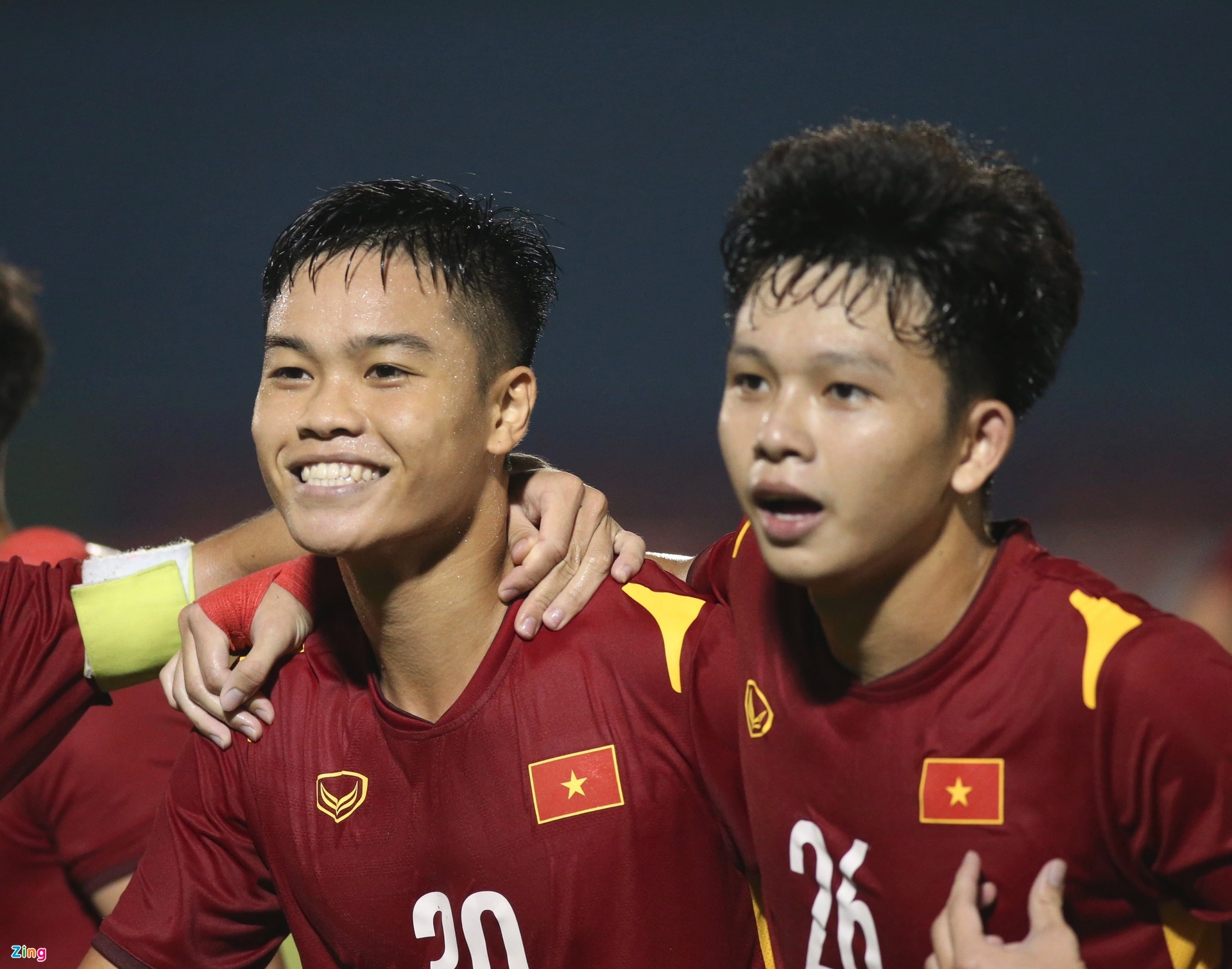 Đức Anh (phải) gỡ hòa 1-1 cho U19 Việt Nam, mở ra cuộc lội ngược dòng trước Malaysia. Ảnh: Nguyên Khang.
