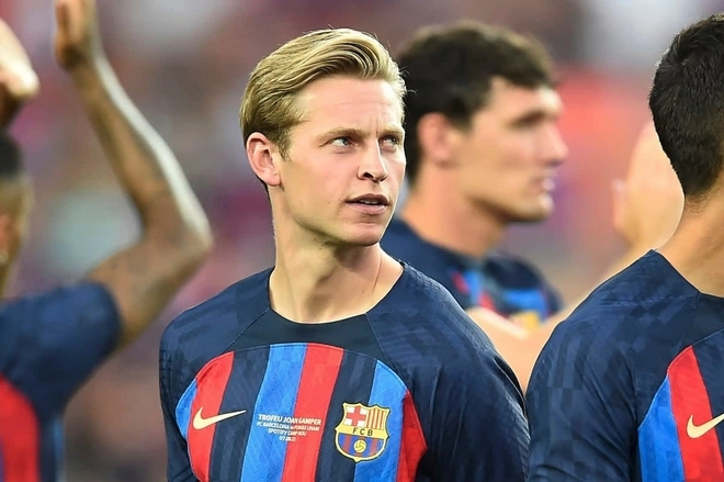 Frenkie de Jong vẫn ra sân trong trận giao hữu cuối tuần qua của Barca.