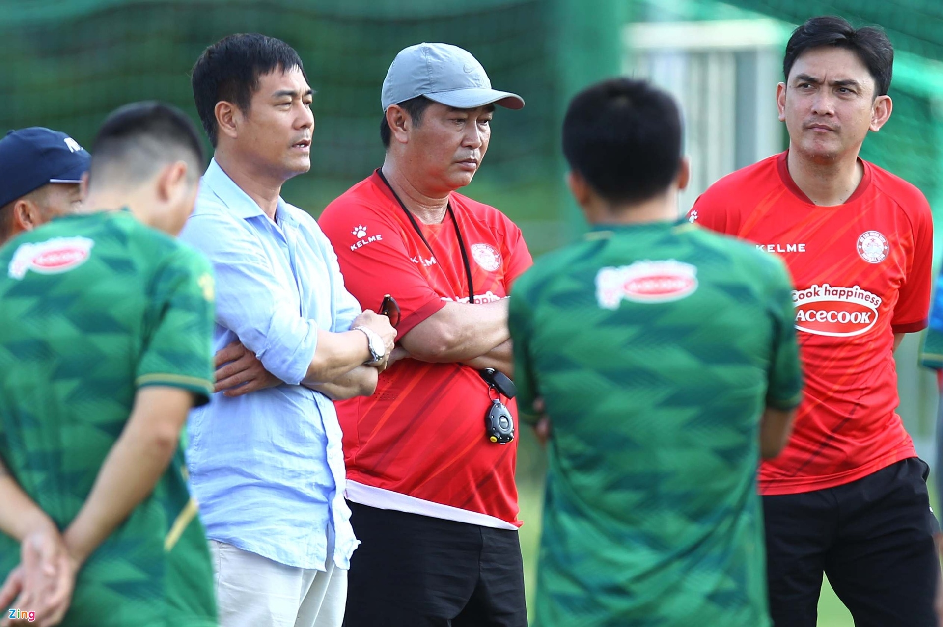 Ông Nguyễn Hữu Thắng (áo sơmi) sẽ tạm quyền HLV thay ông Minh Chiến (giữa). Ảnh: Quang Thịnh.