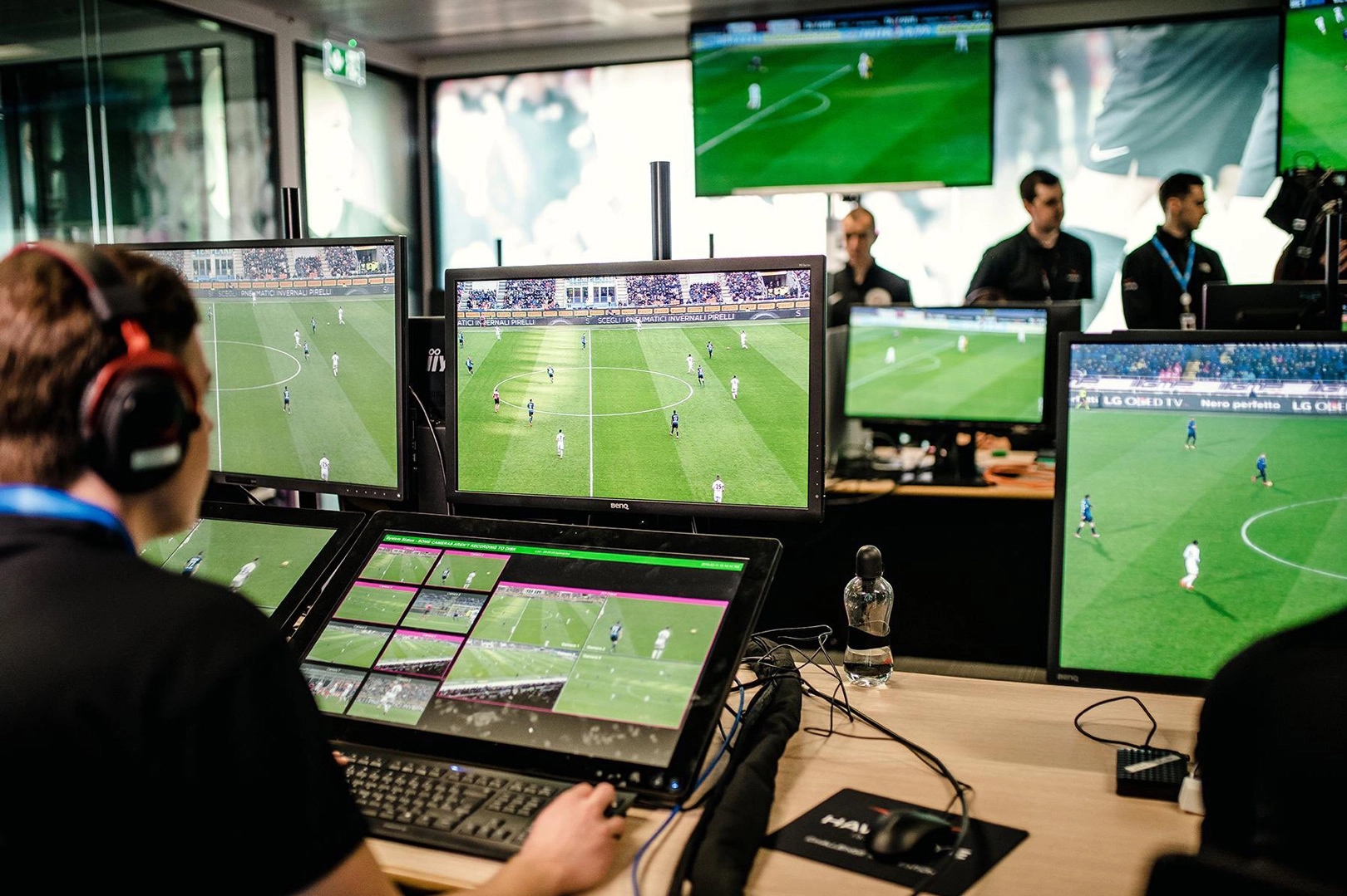 Bên trong phòng VAR ở Premier League.