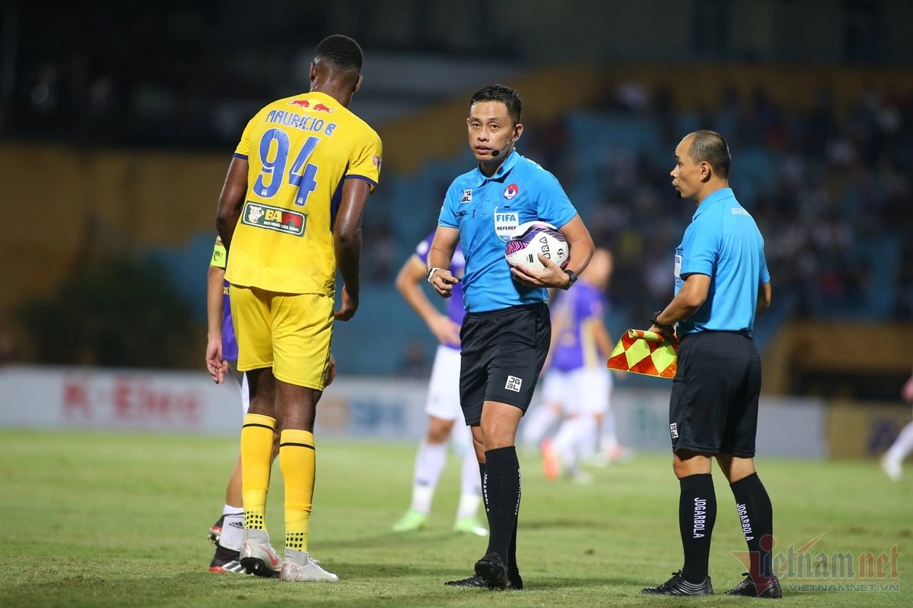 Sau trận cầu tại Hàng Đẫy, CĐV đòi VAR và muốn VAR triển khai tại V-League. Nhưng tiền và con người ở đâu để đưa VAR vào V-League?