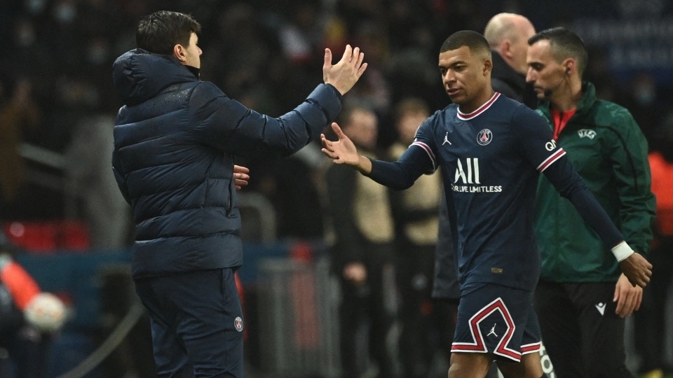 Sau Tuchel, đến lượt Mauricio Pochettino gặp vấn đề với Mbappe. Tháng 9/2021, Mbappe tỏ ra thất vọng sau anh bị thay ra trong chiến thắng 2-0 của PSG trước Montpellier. Chiến lược gia người Argentina sau đó bảo vệ tiền đạo người Pháp khi cho rằng phản ứng của cầu thủ không có gì thái quá.