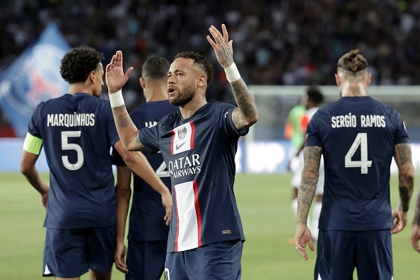 Ngày 14/08/2022, Neymar mỉa mai Mbappe khi thích một bài viết có nội dung ngầm ám chỉ tiền đạo người Pháp được trao đặc quyền đá phạt đền tại PSG. Trước đó, Mbappe đã sút hỏng một quả phạt đền trong trận thắng 5-2 của PSG trước Montpellier ở vòng 2 Ligue 1. Mâu thuẫn được đẩy lên đỉnh điểm khi cầu thủ 23 tuổi tiếp tục muốn thực hiện quả penalty thứ 2 nhưng bị Neymar từ chối.