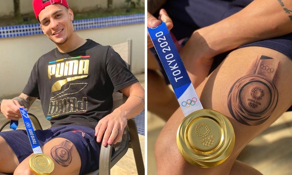 Sau khi cùng Olympic Brazil giành huy chương vàng Olympic Tokyo 2020, Antony xăm hình tấm huy chương lên đùi để kỷ niệm. Đó là giải đấu tiền đạo sinh năm 2000 không ghi bàn, nhưng kịp có pha kiến tạo để Malcom lập công ở phút 108 giúp Brazil đánh bại Tây Ban Nha ở trận chung kết môn bóng đá nam.
