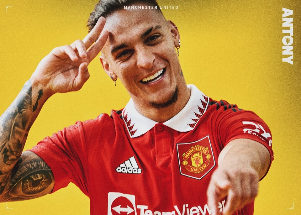 Antony nhập hội với nhóm cầu thủ xăm mình ở MU bao gồm Marcus Rashford, Bruno Fernandes hay Jadon Sancho. Cristiano Ronaldo là một trong số ít cầu thủ nói không với xăm mình.