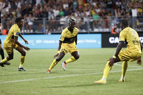 Những cầu thủ bản địa như Saivet khiến Hải không thể cạnh tranh nổi ở Pau FC.