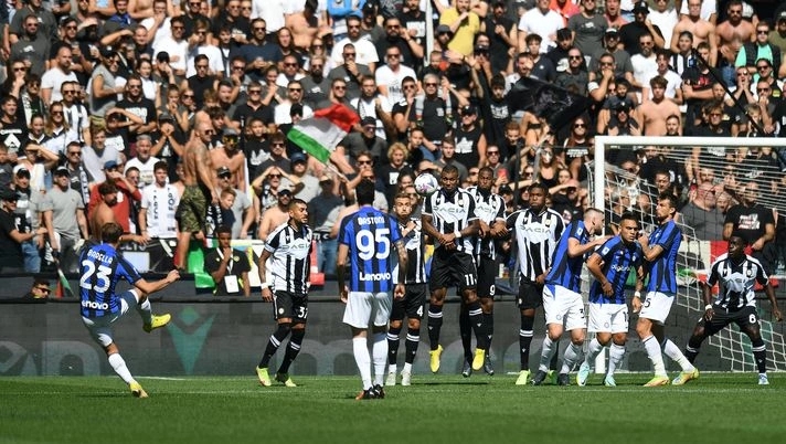 Udinese có màn lội ngược dòng ấn tượng trước Inter Milan để tiếp tục đà thăng hoa của mình ở mùa giải năm nay. Đội chủ nhà bị giội gáo nước lạnh từ sớm, sau khi Nicolo Barella ghi bàn mở tỷ số tuyệt đẹp cho Inter từ cú sút phạt trực tiếp ở phút thứ 5.
