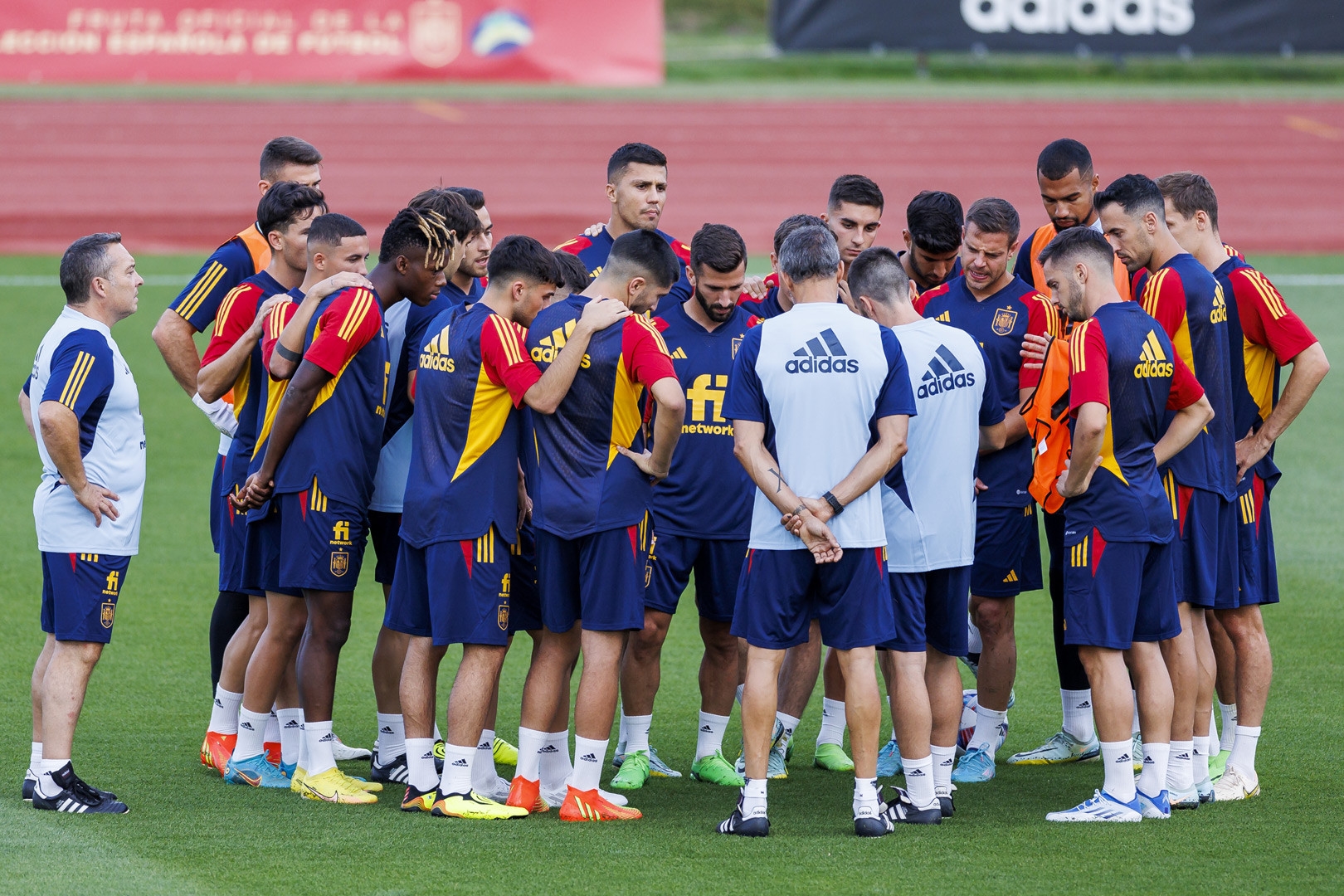 Các cầu thủ Tây Ban Nha lắng nghe Enrique chỉ đạo.