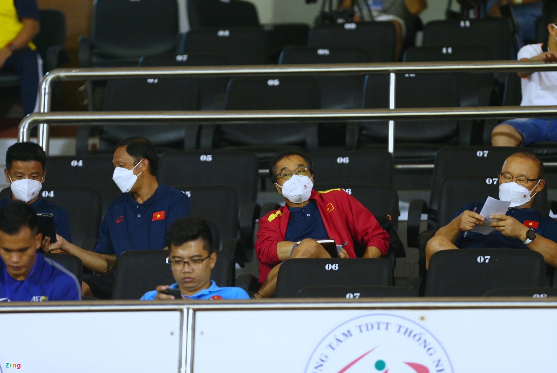 HLV Park (ngoài cùng bên phải) đưa dàn trợ lý đi do thám tuyển Ấn Độ. Ảnh: L.M.