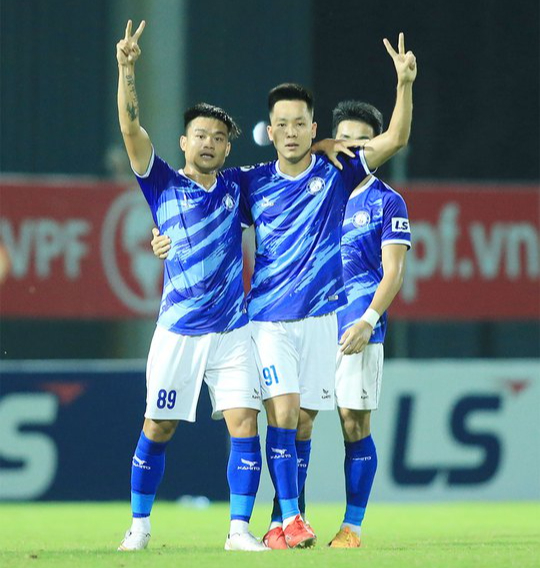 Khánh Hòa tiếp tục thăng hoa để trở lại ngôi dẫn đầu.