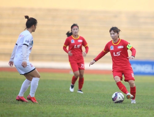 Thùy Trang (áo đỏ) là cầu thủ hay nhất giải VĐQG 2022 cùng CLB nữ TP.HCM I.