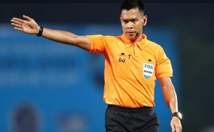 Trọng tài Thái Lan Mongkolchai Pechsri không xa lạ với các cầu thủ V-League.