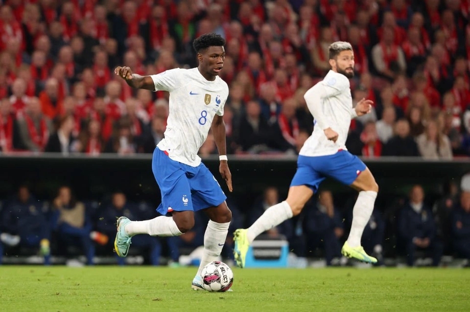 Aurelien Tchouameni là phương án để thay Kante đá tiền vệ phòng ngự. Mùa này, tiền vệ sinh năm 2000 gia nhập Real. Anh có suất đá chính tại sân Bernabeu, sau khi Casemiro chuyển đến MU. Một năm qua, Tchouameni thường xuyên được HLV Deschamps gọi lên tuyển.