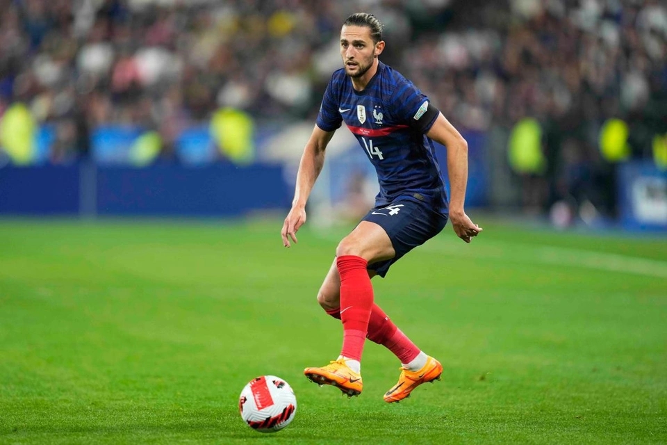 Adrien Rabiot là sự lựa chọn ưa thích của HLV Deschamps ở tuyến giữa tuyển Pháp 2 năm qua. Từ đầu mùa 2022/23, sao Juventus chơi tốt. Tchouameni và Rabiot nhiều khả năng là cặp tiền vệ tối ưu của nhà đương kim vô địch World Cup.