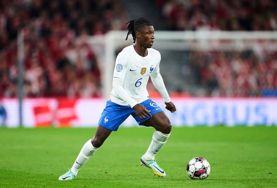 Eduardo Camavinga từng bị HLV Deschamps loại khỏi danh sách tuyển Pháp dự Euro 2020 vì non kinh nghiệm. Sau hơn một năm, tiền vệ sinh năm 2002 phát triển ổn định trong màu áo Real. Pogba và Kante chấn thương đã mở rộng cánh cửa để Camavinga dự kỳ World Cup đầu tiên. Thậm chí, cơ hội để anh cạnh tranh suất đá chính không nhỏ.