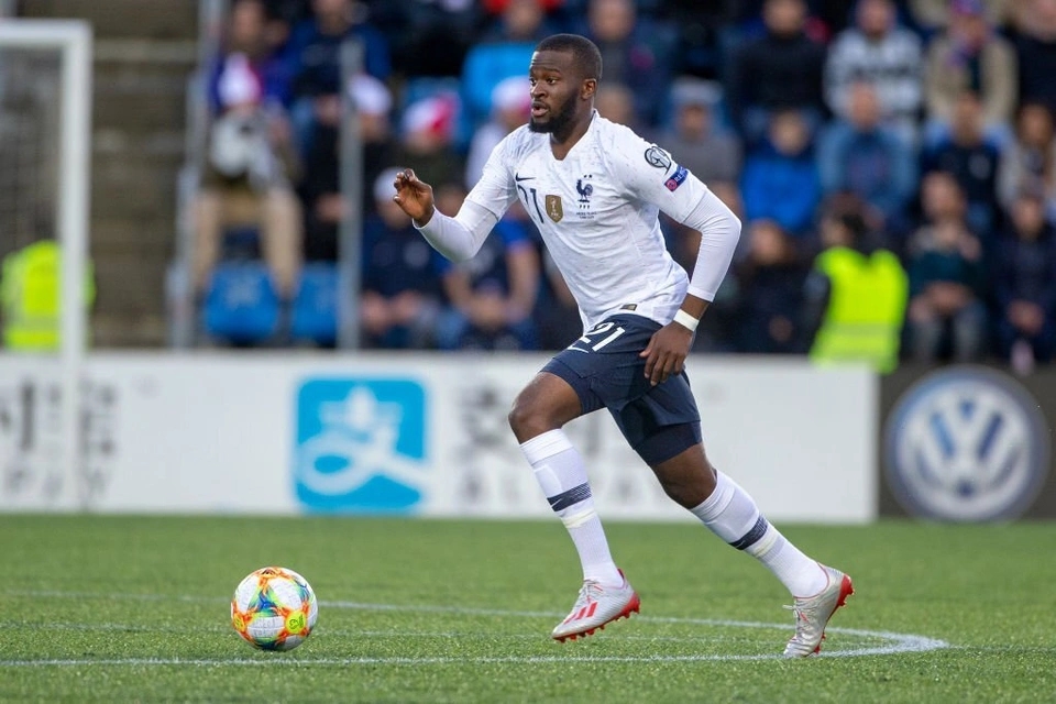 Tanguy Ndombele không được HLV Deschamps gọi lên tuyển trong hơn một năm qua. Mùa này, Ndombele chơi khá tốt tại AS Roma. Cựu sao Tottenham còn vài trận để chứng minh đủ sức chinh chiến cùng tuyển Pháp tại World Cup 2022.