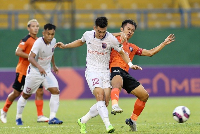 CLB Becamex Bình Dương (áo trắng) gần như đã trụ hạng mùa này.