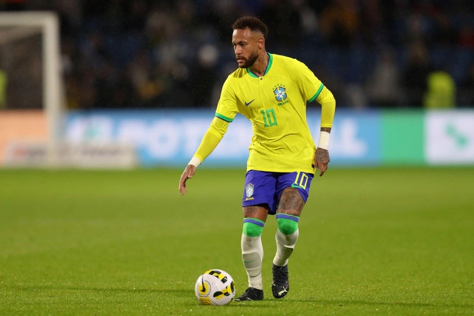 World Cup 2022 là lần thứ 3 liên tiếp Neymar chinh chiến ở ngày hội bóng đá lớn nhất hành tinh. Mùa này, Neymar ra sân 19 trận, ghi 15 bàn và có 12 kiến tạo, qua đó có màn chạy đà lý tưởng trước World Cup 2022.