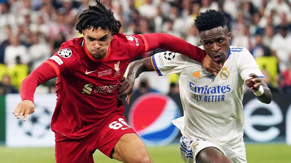Theo Guardian, Real Madrid trải qua vòng bảng Champions League 2022/23 dễ thở hơn Liverpool. Đại diện Premier League cũng có phong độ thất thường từ đầu mùa. Tuy nhiên, với việc Mohamed Salah lấy lại nguồn cảm hứng, đồng thời đội bóng của Jurgen Klopp có lực lượng tốt hơn sau World Cup 2022, Liverpool có thể khiến Real ôm hận. "Aurelien Tchouameni và Eduardo Camavinga mang tới sự mới mẻ cho 'Los Blancos' nhưng bước ngoặt có thể nằm ở sự ra đi của Casemiro", tờ báo này nhận định. Dự đoán: Liverpool đi tiếp.