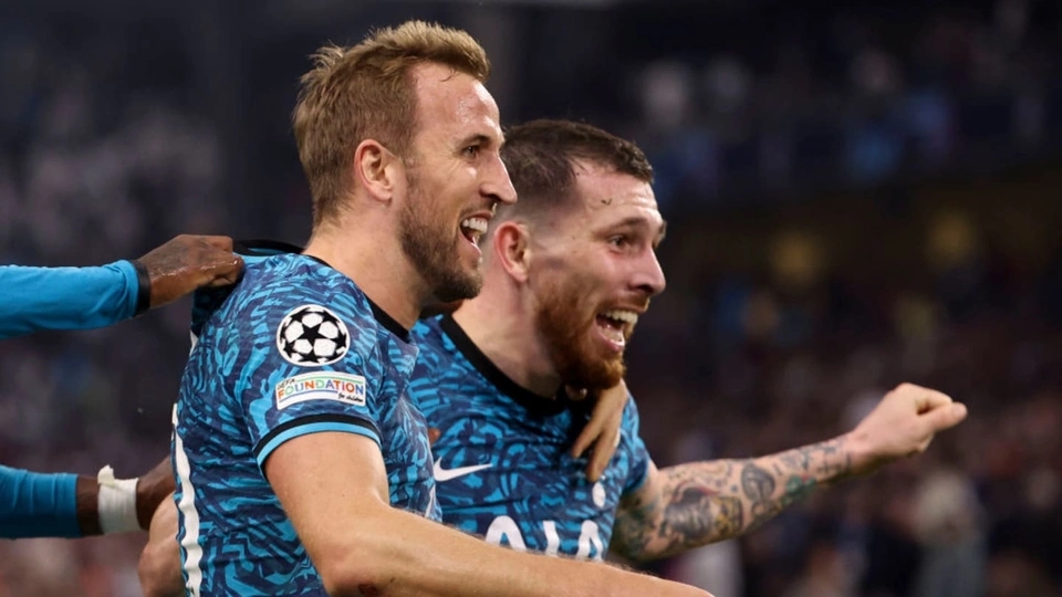 Đây được đánh giá là cặp đấu khá cân bằng. Tottenham không thua trong 4 lần gặp AC Milan gần nhất. Ngược lại, nhà ĐKVĐ Italy chỉ chịu thua hai trận ở Serie A từ đầu mùa và sở hữu một Rafael Leao đang đạt phong độ cao. Tuy nhiên, bản lĩnh là điều Milan còn thiếu. Trong cả 2 trận gặp Chelsea tại vòng bảng mùa này, đại diện Serie A đều thất bại. Chưa kể, Antonio Conte cũng quá hiểu bóng đá Italy. Dự đoán: Tottenham đi tiếp.