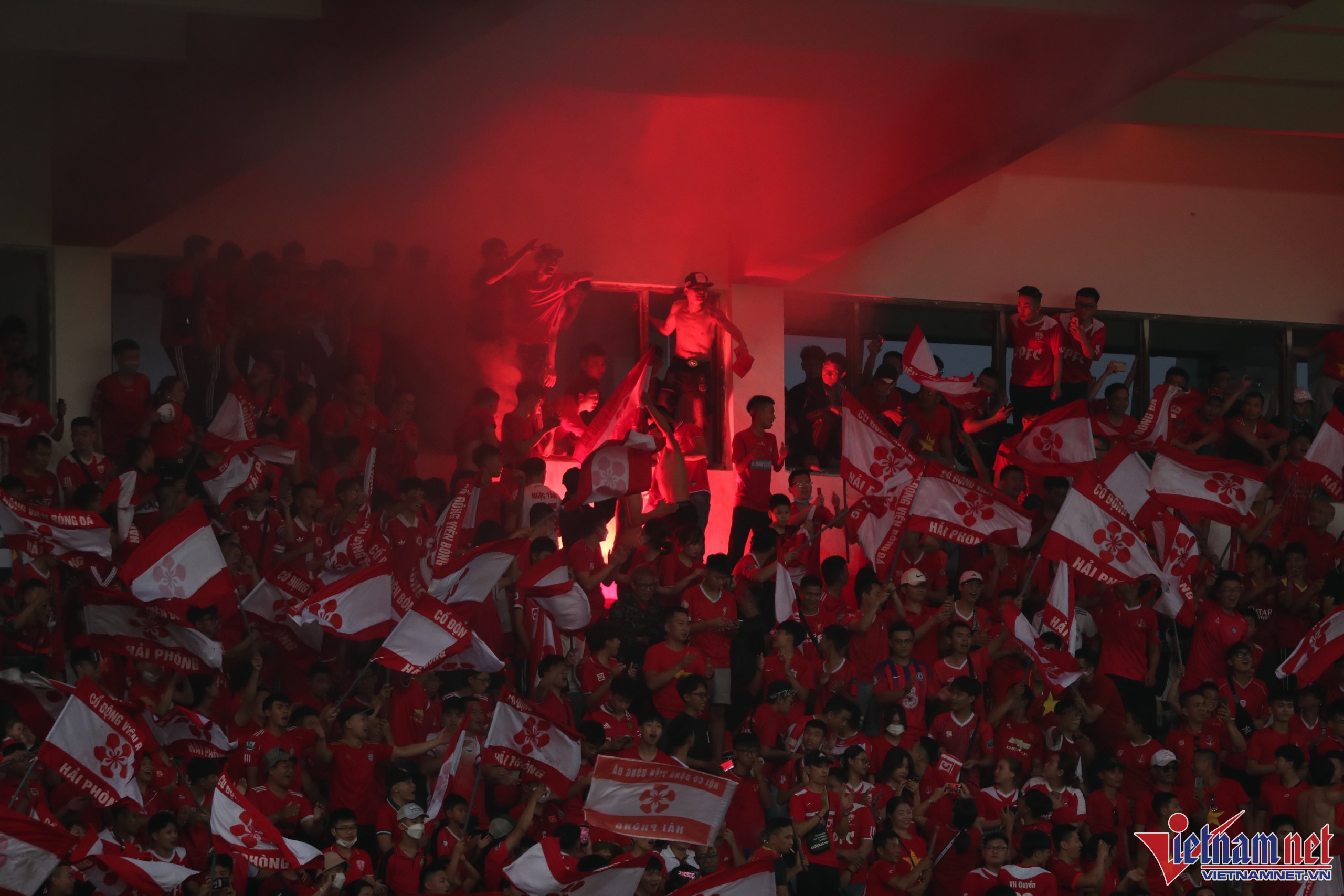 CĐV Hải Phòng nhiều lần đốt pháo sáng trong trận đấu.