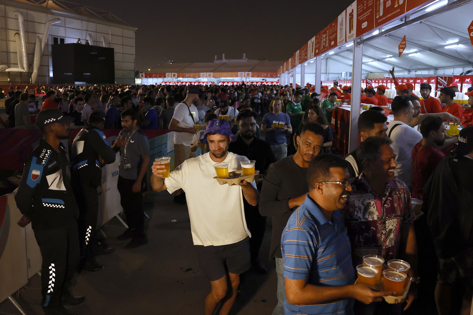 Bầu không khí tại Fan Festival trong buổi tối đầu tiên bia được bán.